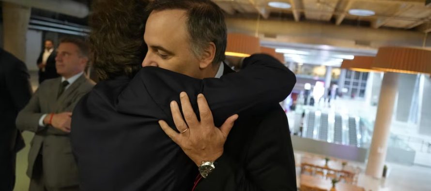 Por qué Milei sostiene a Adorni pese a la presión política y judicial