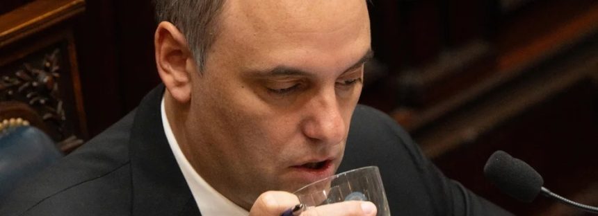 Tras renunciar a la jefatura de Gabinete, Adorni dejó el directorio de YPF