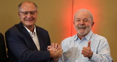 El vicepresidente de Brasil cuestionó a Milei y dijo que sus ataques «perjudican a la Argentina»