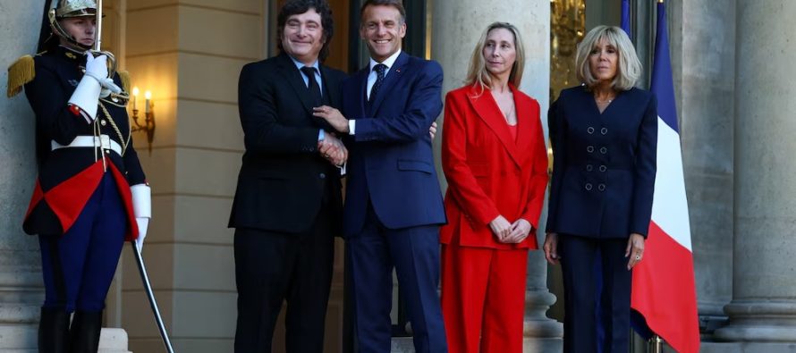 Macron recibió a Milei en el Palacio del Elíseo junto a gobernadores