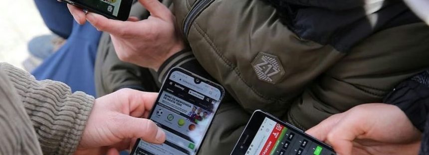 Un exintendente del conurbano propuso eliminar las apps de juego de los celulares