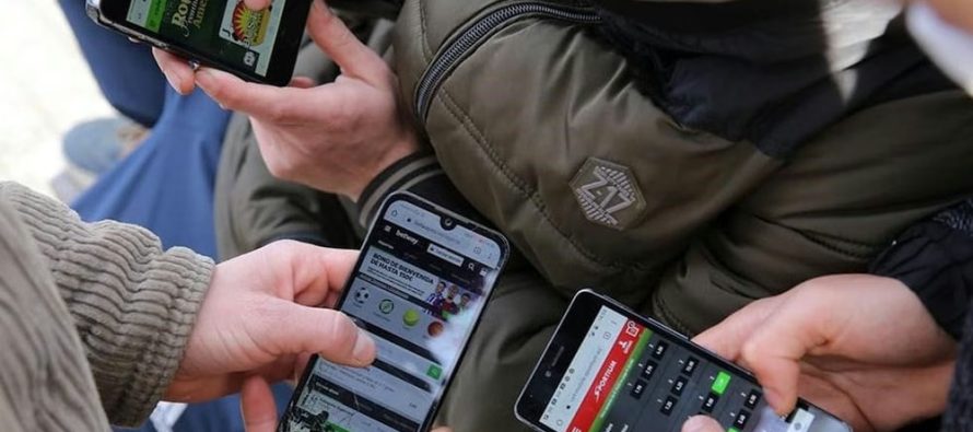Un exintendente del conurbano propuso eliminar las apps de juego de los celulares