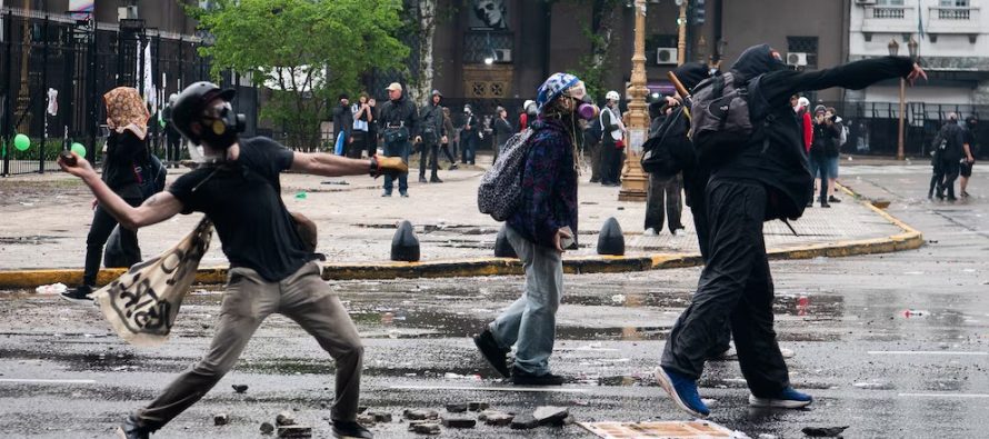 Marcha universitaria: el Gobierno presentó una denuncia penal por los incidentes y destrozos en el Congreso